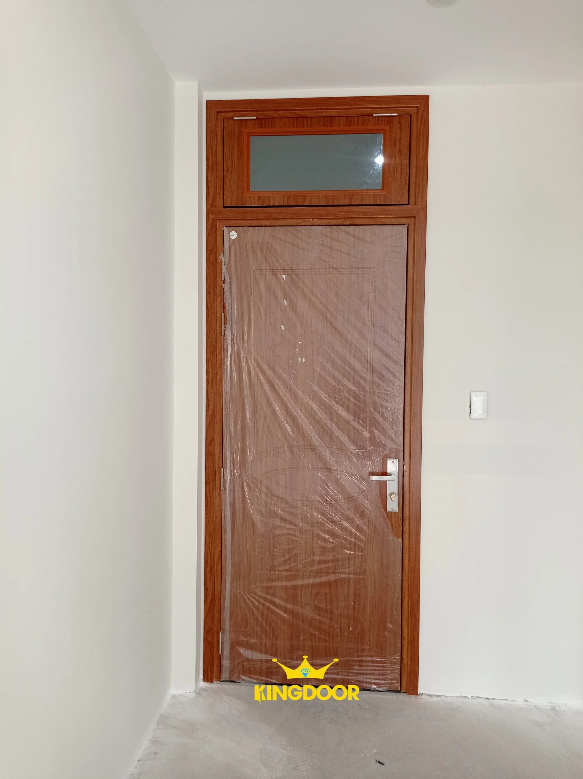cua-nhua-composite-luxury-tai-long-an