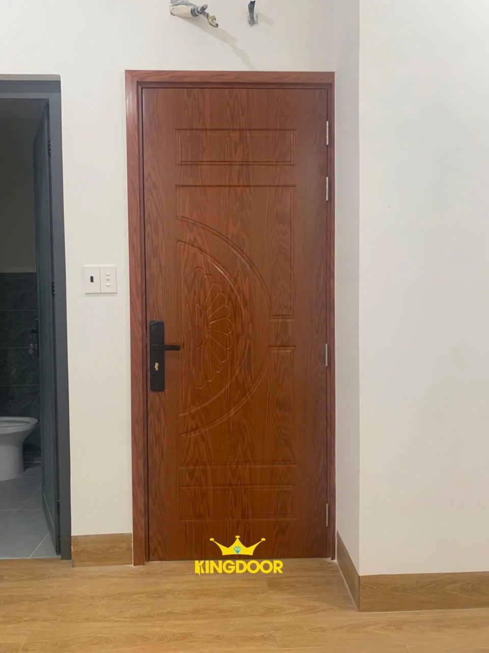 cua-nhua-composite-son-van-go